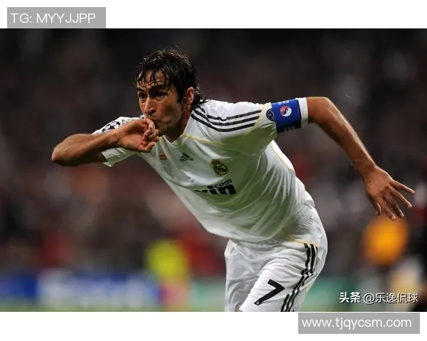 蹲地足球球星图展现绿茵传奇风采记录时代激情瞬间